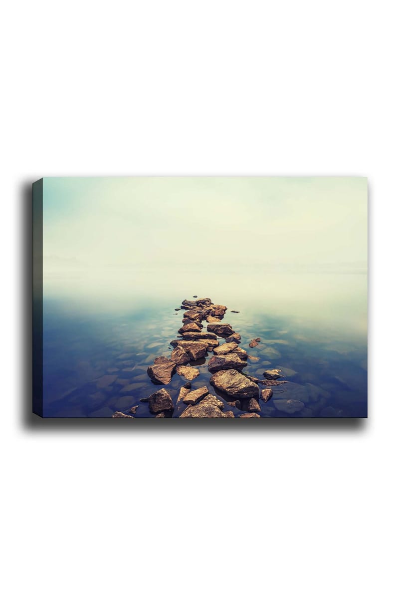 Lerretsbilde 70x100 cm - Steinsti som strekker seg over en stille vannflate, Grå / Blå / Beige