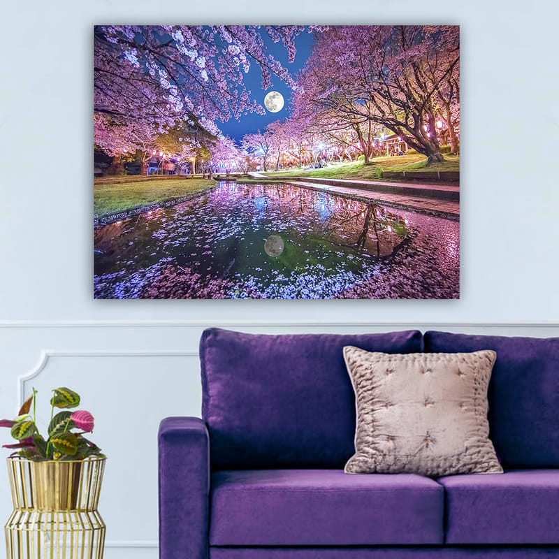 Lerretsbilde 70x100 cm - Stemningsfullt landskap med kirsebærtrær i blomst og en fullmåne speilet i en rolig innsjø - Rosa / Blå / Grønn - Innredning - Bilder & kunst - Lerretsbilder