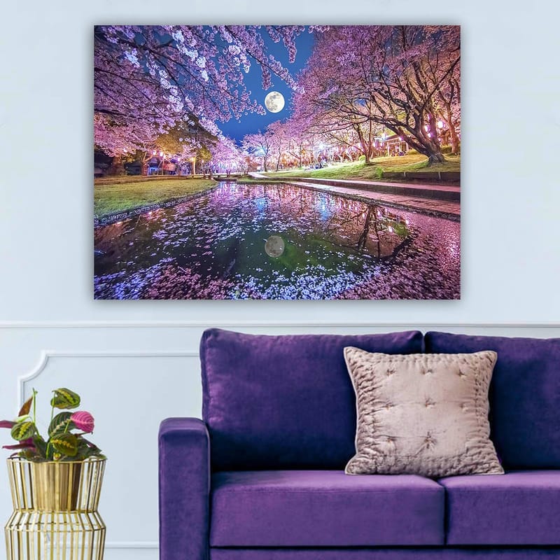 Lerretsbilde 70x100 cm - Stemningsfullt landskap med kirsebærtrær i blomst og en fullmåne speilet i en rolig innsjø - Rosa / Blå / Grønn - Innredning - Bilder & kunst - Lerretsbilder