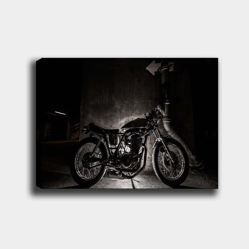 Lerretsbilde 70x100 cm - Stilig motorsykkel i et urbant miljø med fokus på detaljer og skygger, Svart / Grå