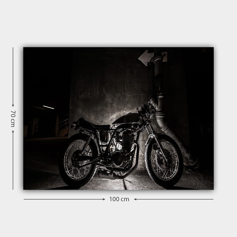 Lerretsbilde 70x100 cm - Stilig motorsykkel i et urbant miljø med fokus på detaljer og skygger - Svart / Grå - Innredning - Bilder & kunst - Lerretsbilder