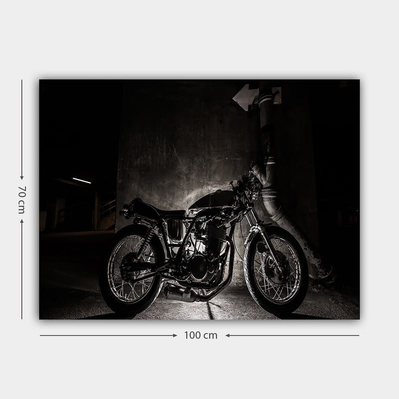 Lerretsbilde 70x100 cm - Stilig motorsykkel i et urbant miljø med fokus på detaljer og skygger - Svart / Grå - Innredning - Bilder & kunst - Lerretsbilder