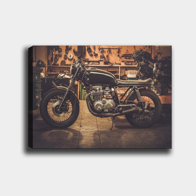 Lerretsbilde 70x100 cm - Stilig motorsykkel i verkstedmiljø - Svart / Grå / Sølv - Innredning - Bilder & kunst - Lerretsbilder