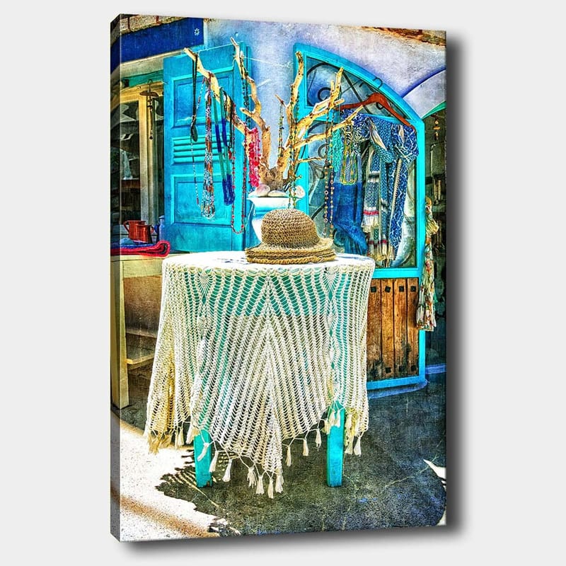 Lerretsbilde 70x100 cm - Stilig og fargerik interiørdetalj med en hatt på et bord, omgitt av smykker og klær - Blå / Hvit / Beige - Innredning - Bilder & kunst - Lerretsbilder