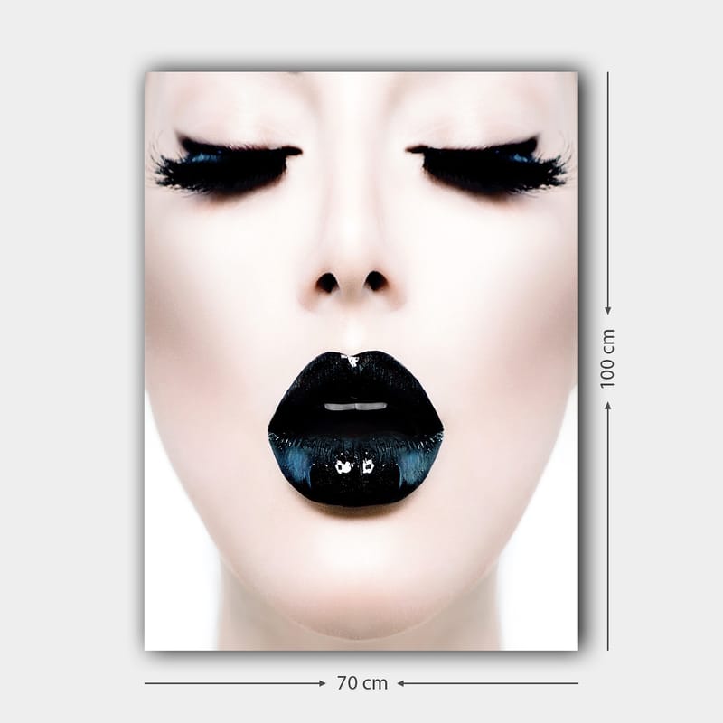 Lerretsbilde 70x100 cm - Stilisert ansiktsportrett med fokus på en person med svart leppestift og dramatiske øyevipper - Svart / Hvit / Grå - Innredning - Bilder & kunst - Lerretsbilder