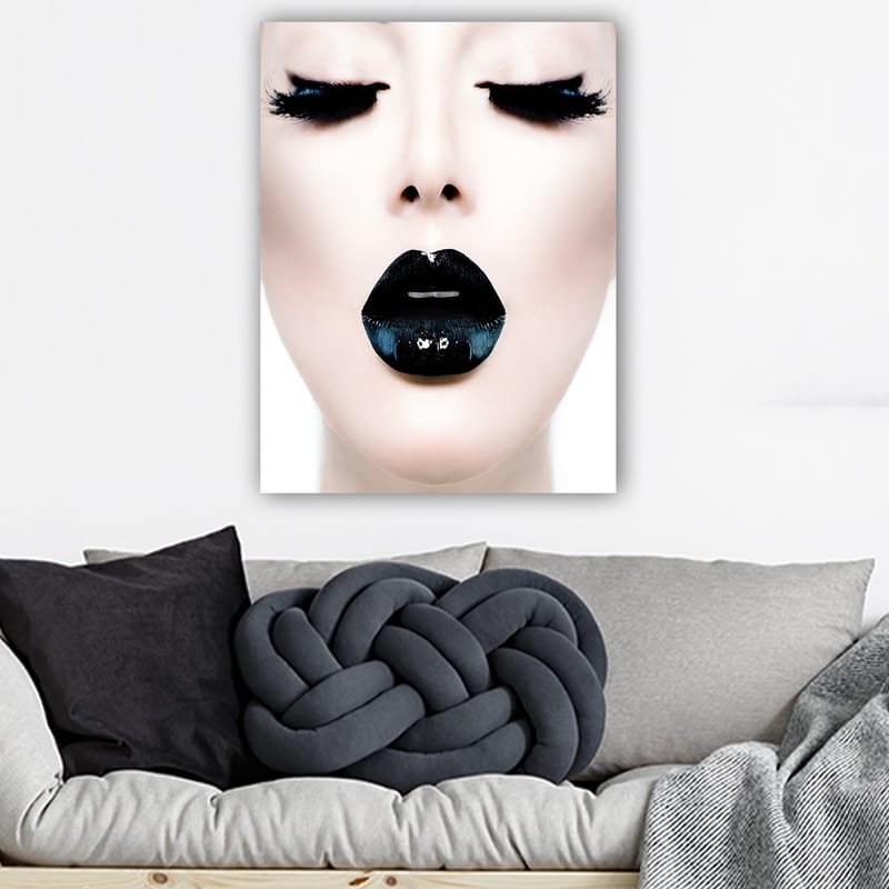 Lerretsbilde 70x100 cm - Stilisert ansiktsportrett med fokus på en person med svart leppestift og dramatiske øyevipper - Svart / Hvit / Grå - Innredning - Bilder & kunst - Lerretsbilder