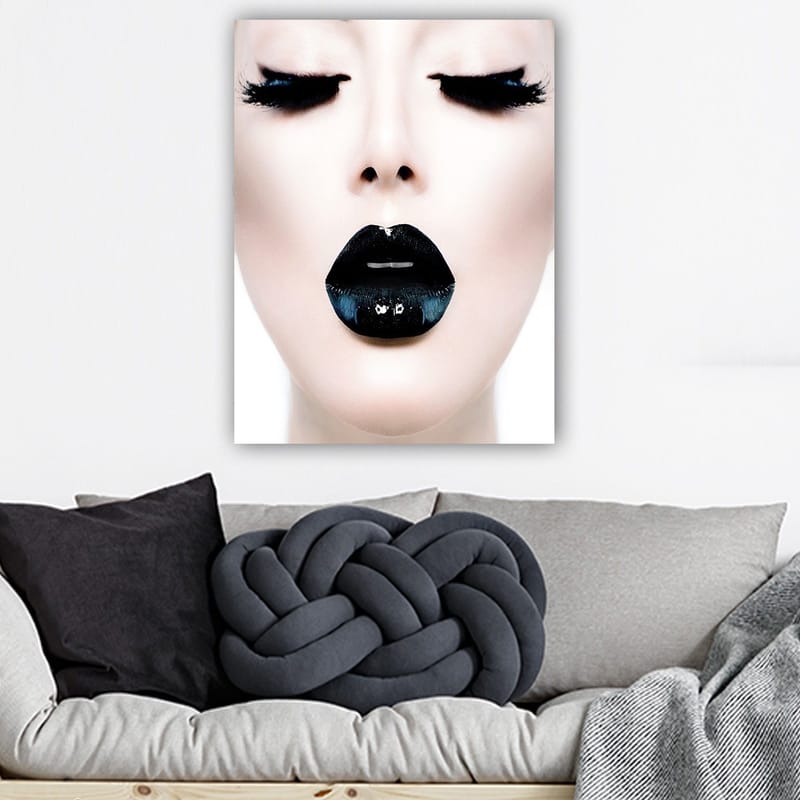 Lerretsbilde 70x100 cm - Stilisert ansiktsportrett med fokus på en person med svart leppestift og dramatiske øyevipper - Svart / Hvit / Grå - Innredning - Bilder & kunst - Lerretsbilder