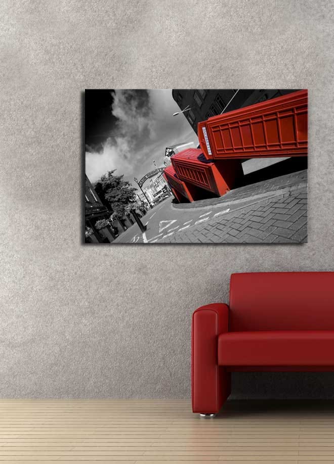 Lerretsbilde 70x100 cm - Stilisert bilde av røde telefonkiosker i et svart-hvitt bybilde - Rød / Svart - Innredning - Bilder & kunst - Lerretsbilder