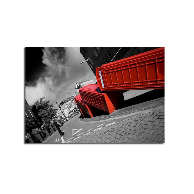 Lerretsbilde 70x100 cm - Stilisert bilde av røde telefonkiosker i et svart-hvitt bybilde - Rød / Svart - Innredning - Bilder & kunst - Lerretsbilder