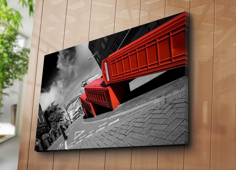 Lerretsbilde 70x100 cm - Stilisert bilde av røde telefonkiosker i et svart-hvitt bybilde - Rød / Svart - Innredning - Bilder & kunst - Lerretsbilder