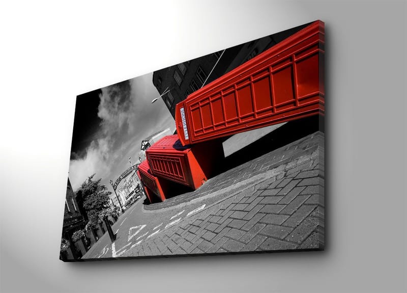 Lerretsbilde 70x100 cm - Stilisert bilde av røde telefonkiosker i et svart-hvitt bybilde, Rød / Svart