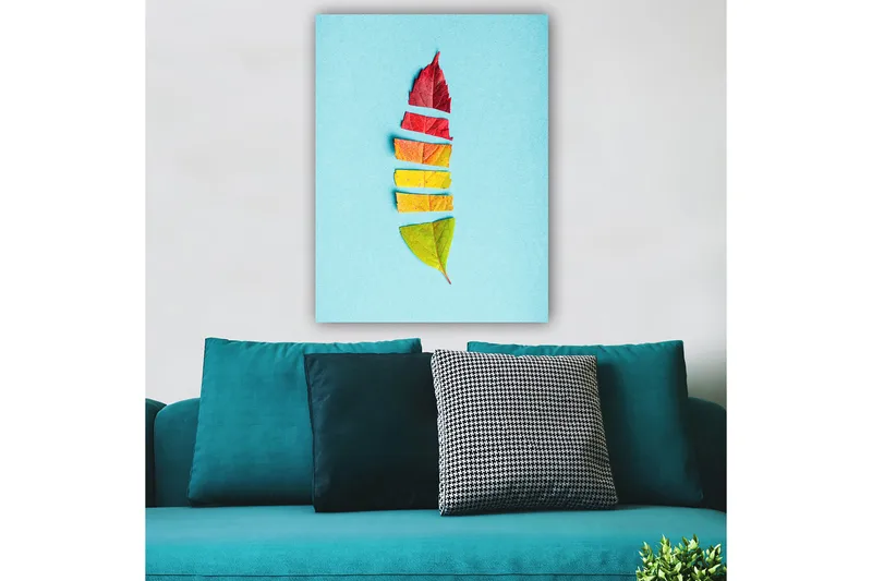 Lerretsbilde 70x100 cm - Stilisert fjær laget av fargerike høstblader - Rød / Gul / Grønn - Innredning - Bilder & kunst - Lerretsbilder