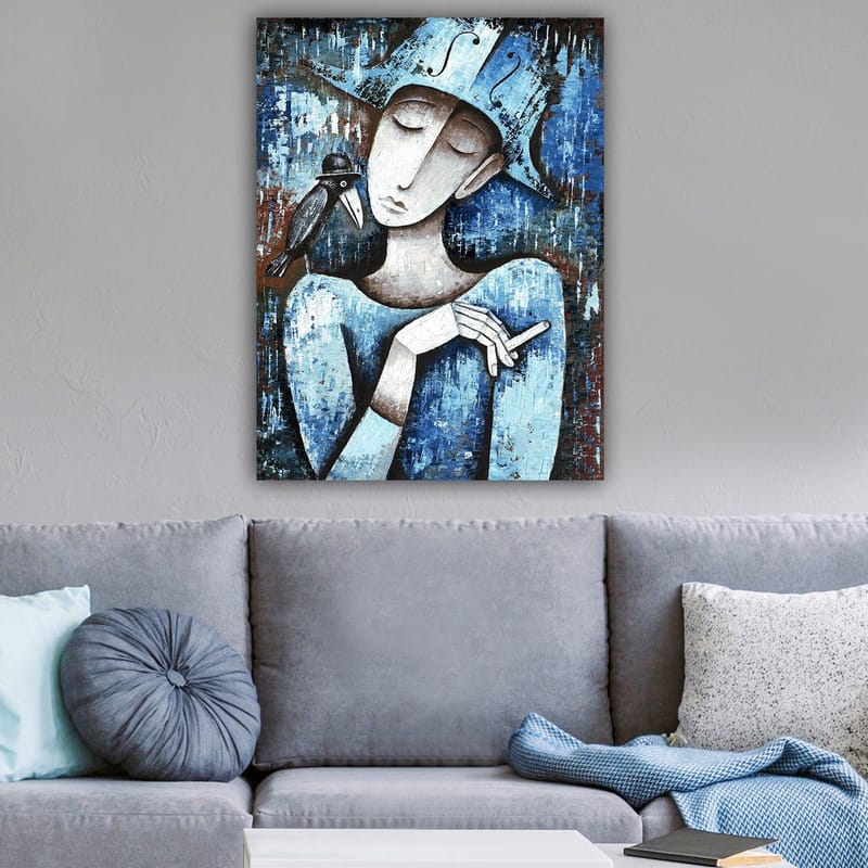 Lerretsbilde 70x100 cm - Stilisert kvinne med en svart fugl på skulderen, kledd i blått og hvitt - Blå / Hvit / Svart - Innredning - Bilder & kunst - Lerretsbilder