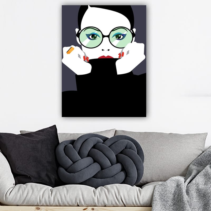 Lerretsbilde 70x100 cm - Stilisert kvinne med store briller som holder ansiktet hennes - Grønn / Svart / Rød - Innredning - Bilder & kunst - Lerretsbilder