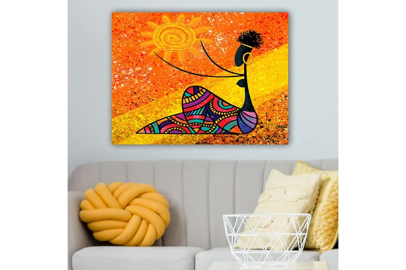 Lerretsbilde 70x100 cm - Stilisert kvinne som holder en sol i hånden, omgitt av fargerike mønstre - Oransje / Svart / Lilla - Innredning - Bilder & kunst - Lerretsbilder