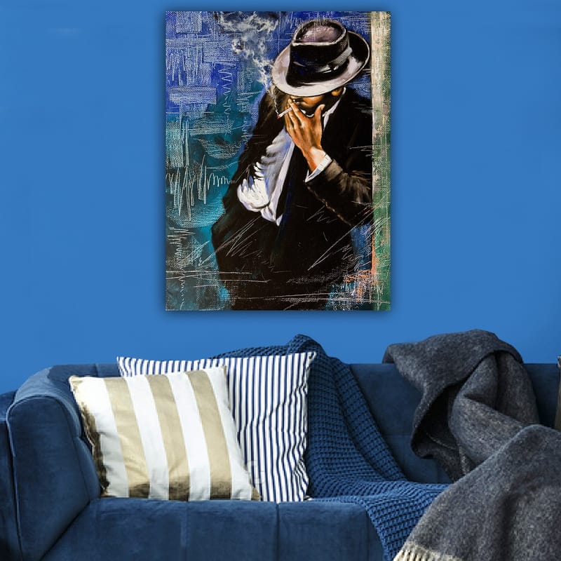 Lerretsbilde 70x100 cm - Stilisert mann i dress som røyker en sigarett, med en følelse av mystikk og eleganse - Mørk blå / Svart / Hvit - Innredning - Bilder & kunst - Lerretsbilder