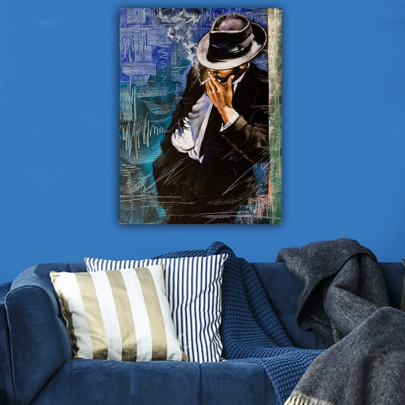 Lerretsbilde 70x100 cm - Stilisert mann i dress som røyker en sigarett, med en følelse av mystikk og eleganse - Mørk blå / Svart / Hvit - Innredning - Bilder & kunst - Lerretsbilder
