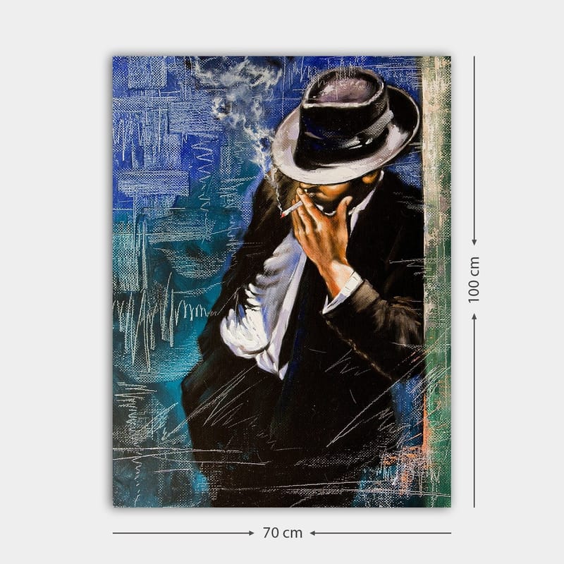 Lerretsbilde 70x100 cm - Stilisert mann i dress som røyker en sigarett, med en følelse av mystikk og eleganse - Mørk blå / Svart / Hvit - Innredning - Bilder & kunst - Lerretsbilder