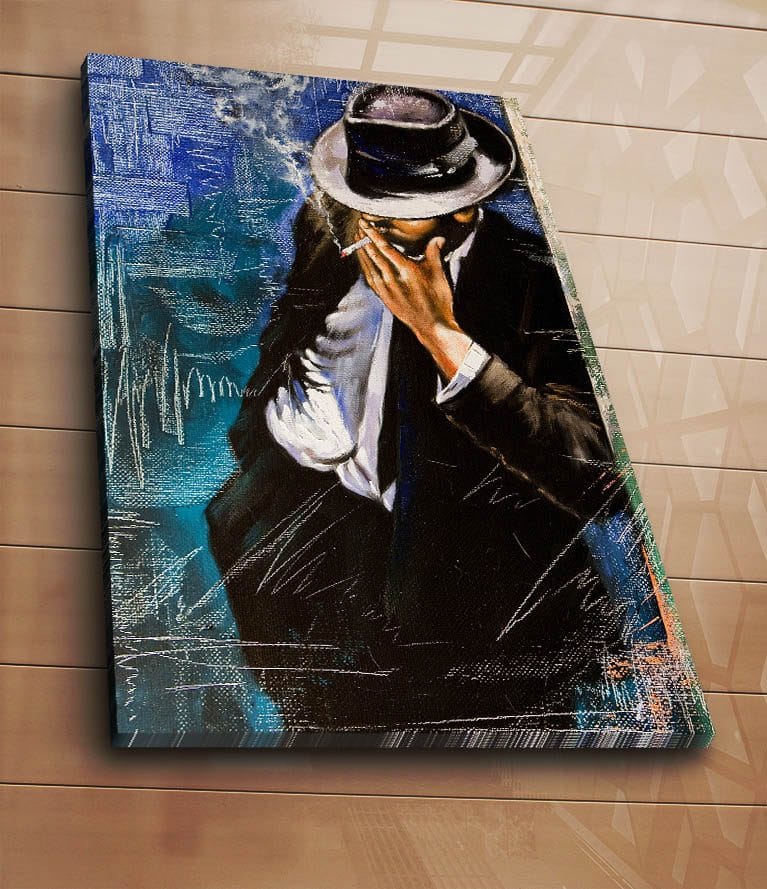 Lerretsbilde 70x100 cm - Stilisert mann i dress som røyker en sigarett, med en mystisk og nostalgisk atmosfære - Mørk blå / Svart / Hvit - Innredning - Bilder & kunst - Lerretsbilder