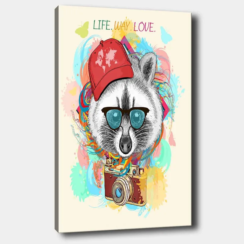 Lerretsbilde 70x100 cm - Stilisert vaskebjørn med solbriller og kamera, iført rød lue, omgitt av fargerike mønstre - Rød / Blå / Grønn - Innredning - Bilder & kunst - Lerretsbilder