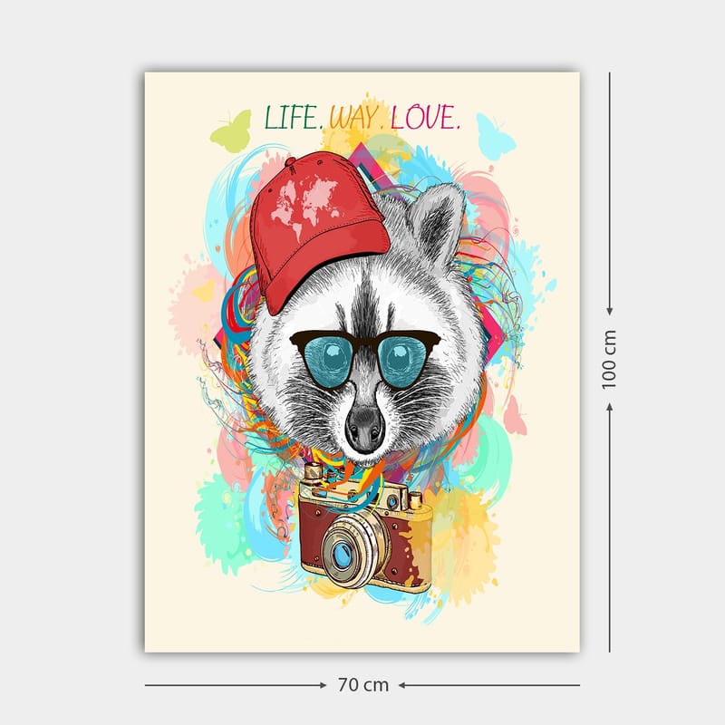 Lerretsbilde 70x100 cm - Stilisert vaskebjørn med solbriller og kamera, iført rød lue, omgitt av fargerike mønstre - Rød / Blå / Grønn - Innredning - Bilder & kunst - Lerretsbilder