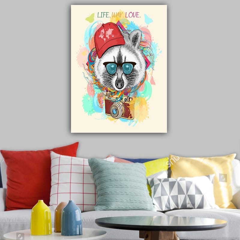 Lerretsbilde 70x100 cm - Stilisert vaskebjørn med solbriller og kamera, iført rød lue, omgitt av fargerike mønstre - Rød / Blå / Grønn - Innredning - Bilder & kunst - Lerretsbilder