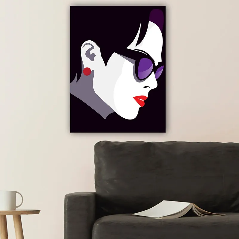 Lerretsbilde 70x100 cm - Stilisert profil av en kvinne med solbriller og rød leppestift - Svart / Hvit / Lilla - Innredning - Bilder & kunst - Lerretsbilder