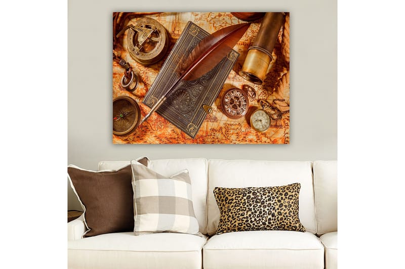 Lerretsbilde 70x100 cm - Stillbilde av antikke navigasjonsverktøy og en fjærpenn på et gammelt kart - Mørk brun / Gull / Oransje - Innredning - Bilder & kunst - Lerretsbilder
