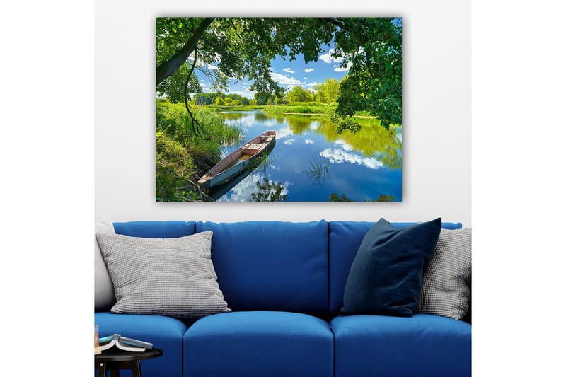 Lerretsbilde 70x100 cm - Stille båt på en speilblank innsjø omgitt av frodige trær og vegetasjon - Grønn / Blå / Brun - Innredning - Bilder & kunst - Lerretsbilder