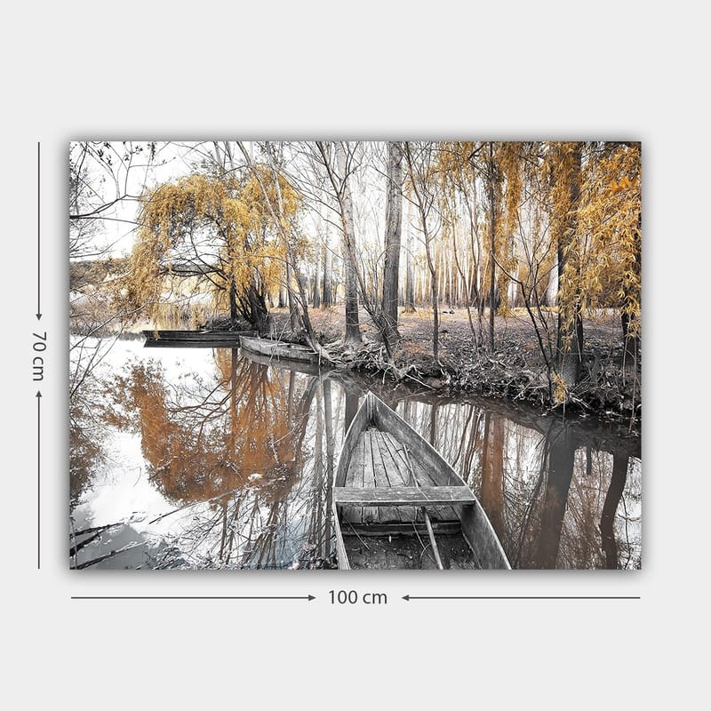 Lerretsbilde 70x100 cm - Stille båt på en speilblank vannoverflate omgitt av høstfargede trær - Gull / Grå / Svart - Innredning - Bilder & kunst - Lerretsbilder