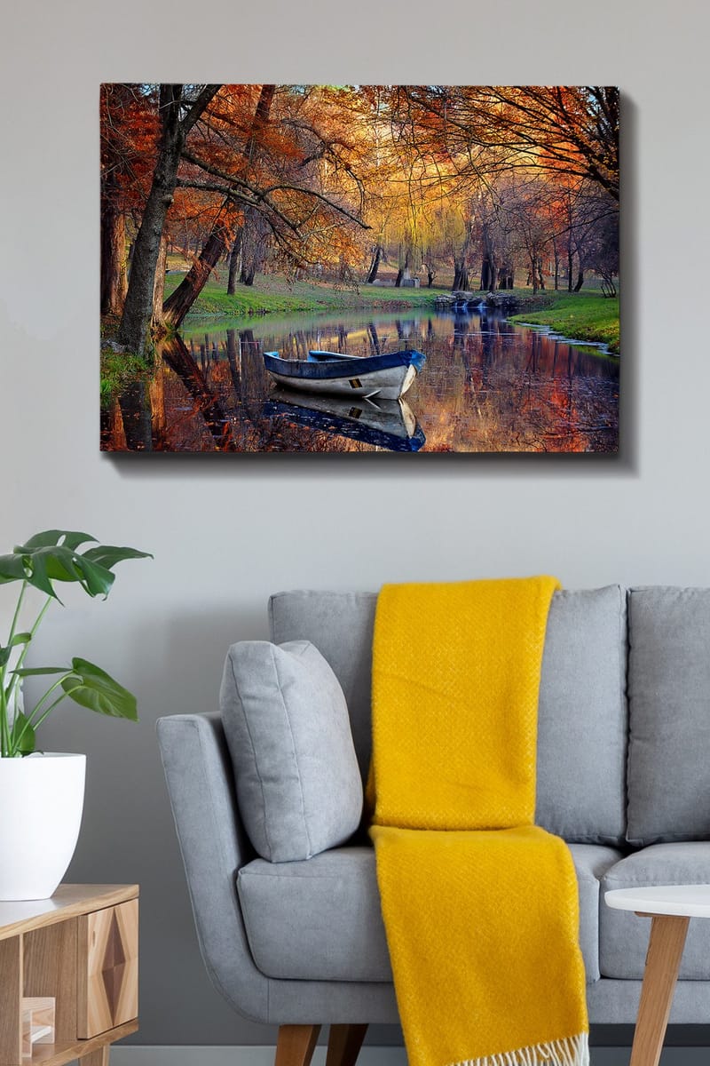 Lerretsbilde 70x100 cm - Stille båt på en speilblank innsjø omgitt av høstfarger - Oransje / Blå / Grønn - Innredning - Bilder & kunst - Lerretsbilder