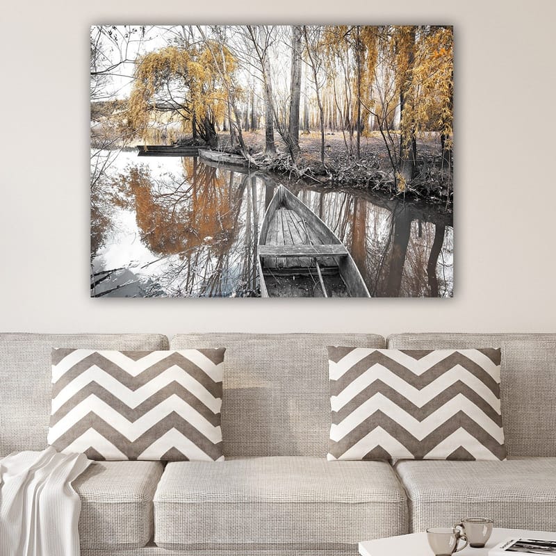 Lerretsbilde 70x100 cm - Stille båt på en speilblank vannoverflate omgitt av høstfargede trær - Gull / Grå / Svart - Innredning - Bilder & kunst - Lerretsbilder