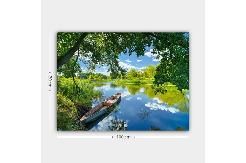 Lerretsbilde 70x100 cm - Stille båt på en speilblank innsjø omgitt av frodige trær og vegetasjon - Grønn / Blå / Brun - Innredning - Bilder & kunst - Lerretsbilder