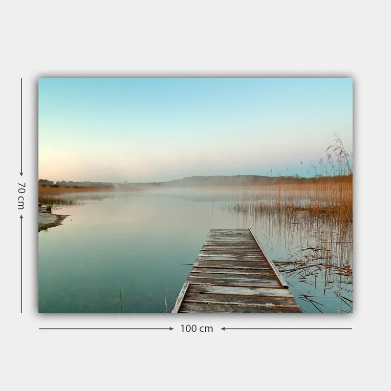 Lerretsbilde 70x100 cm - Stille brygge som strekker seg ut over en tåkete innsjø ved daggry - Lys blå / Beige / Grønn - Innredning - Bilder & kunst - Lerretsbilder
