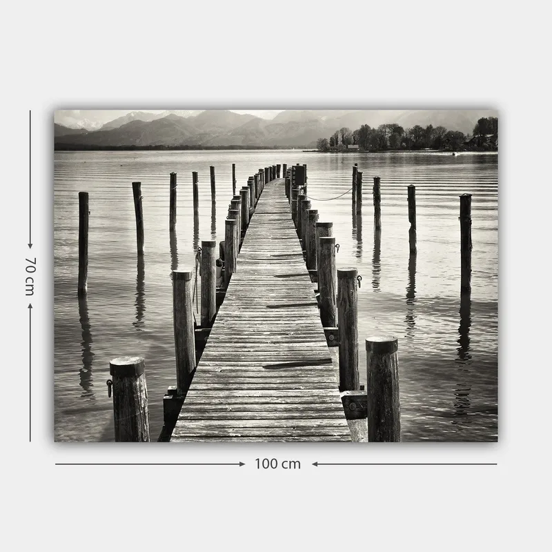 Lerretsbilde 70x100 cm - Stille brygge som strekker seg ut over vannet, omgitt av søyler som speiler seg i overflaten - Svart / Hvit / Grå - Innredning - Bilder & kunst - Lerretsbilder