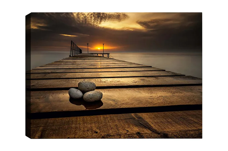 Lerretsbilde 70x100 cm - Stille brygge ved solnedgang med steiner i forgrunnen - Gull / Brun / Grå - Innredning - Bilder & kunst - Lerretsbilder