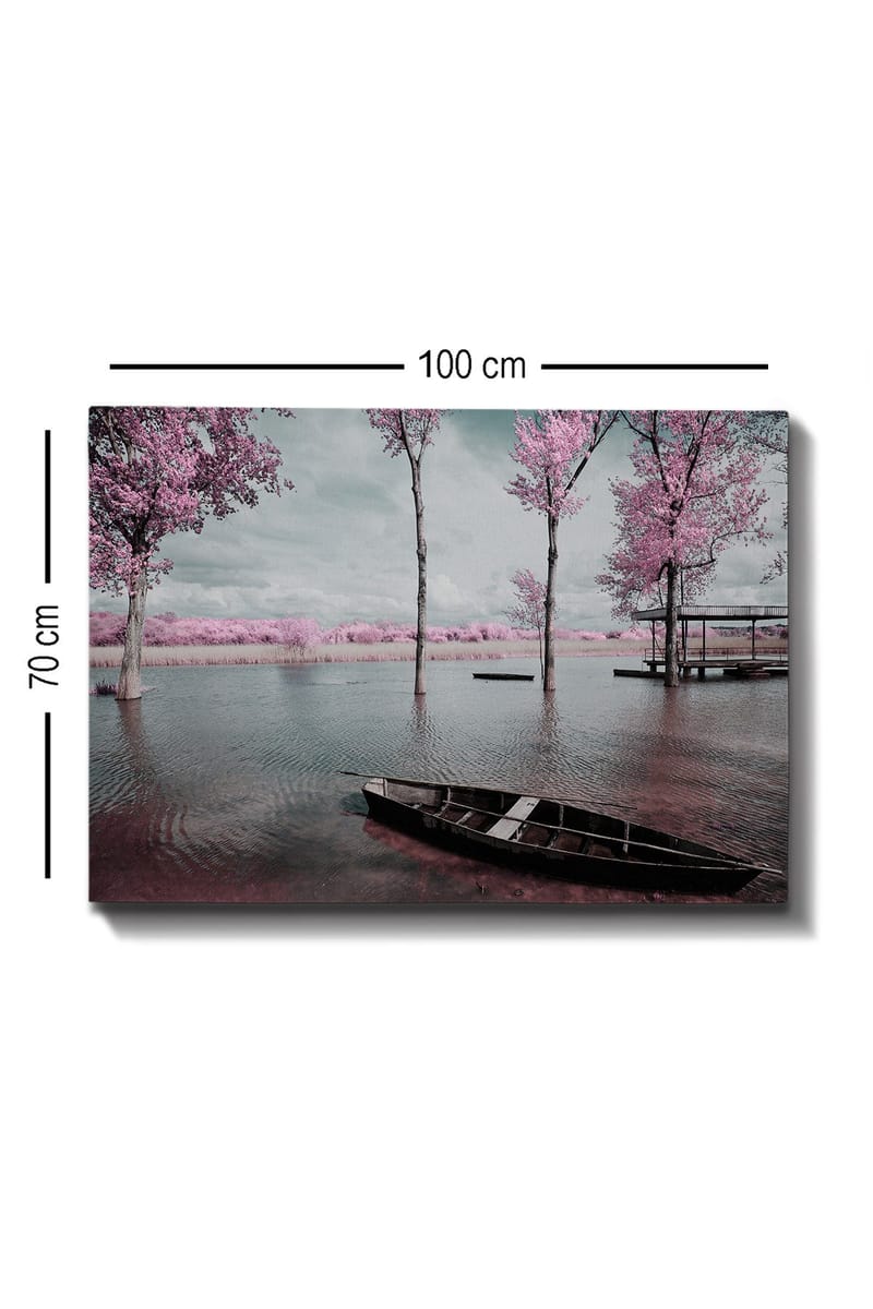 Lerretsbilde 70x100 cm - Stille innsjø med båt omgitt av rosa trær og tåkete himmel - Rosa / Grå / Svart - Innredning - Bilder & kunst - Lerretsbilder