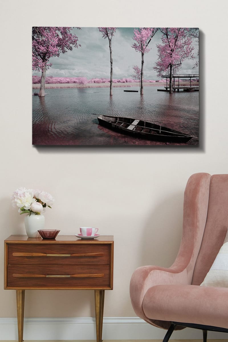 Lerretsbilde 70x100 cm - Stille innsjø med båt omgitt av rosa trær og tåkete himmel - Rosa / Grå / Svart - Innredning - Bilder & kunst - Lerretsbilder