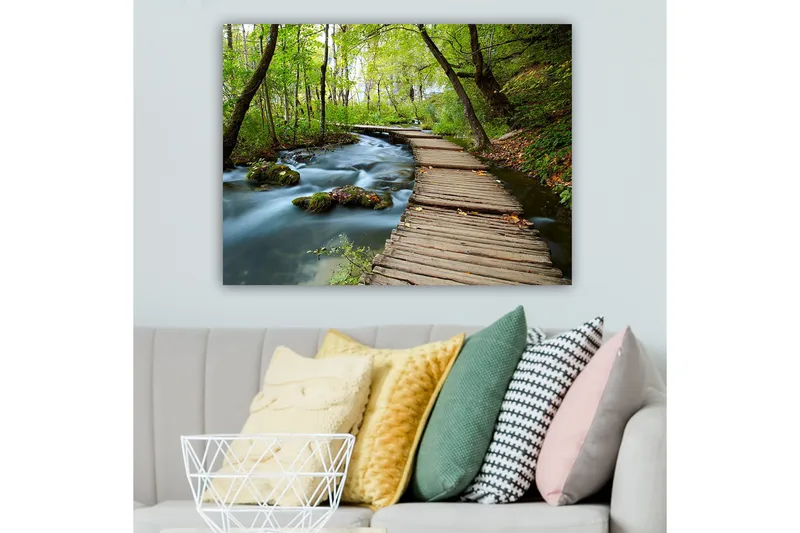 Lerretsbilde 70x100 cm - Stille skogssti som slynger seg over en klukkende bekk omgitt av frodige trær og vegetasjon - Grønn / Brun / Blå - Innredning - Bilder & kunst - Lerretsbilder