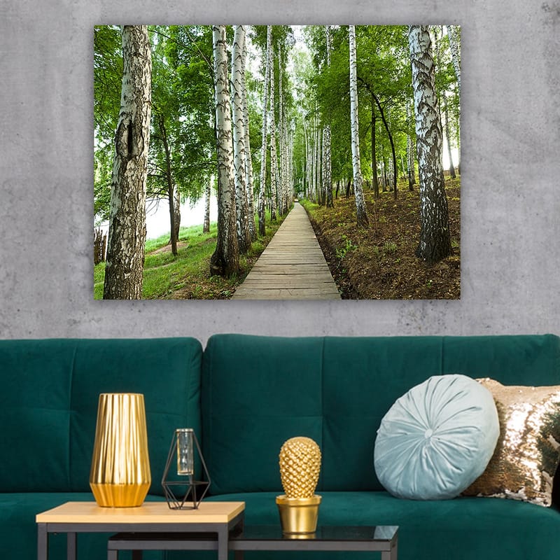 Lerretsbilde 70x100 cm - Stille skogsvei omgitt av bjørker og frodig vegetasjon - Grønn / Hvit / Brun - Innredning - Bilder & kunst - Lerretsbilder