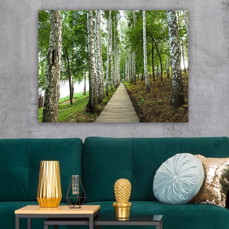 Lerretsbilde 70x100 cm - Stille skogsvei omgitt av bjørker og frodig vegetasjon - Grønn / Hvit / Brun - Innredning - Bilder & kunst - Lerretsbilder