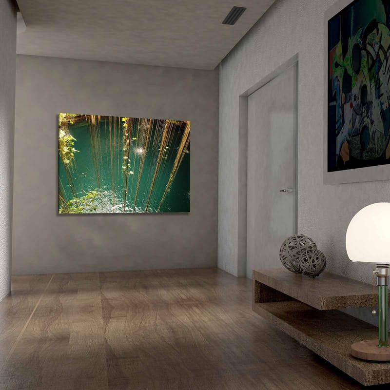 Lerretsbilde 70x100 cm - Stille vannflate omgitt av hengende vegetasjon og naturlige elementer - Turkis / Grønn / Brun - Innredning - Bilder & kunst - Lerretsbilder