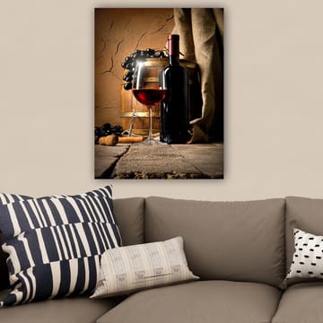 Lerretsbilde 70x100 cm - Stilleben med en flaske rødvin, et vinglass og druer på en treflate - Mørk rød / Brun / Svart - Innredning - Bilder & kunst - Lerretsbilder
