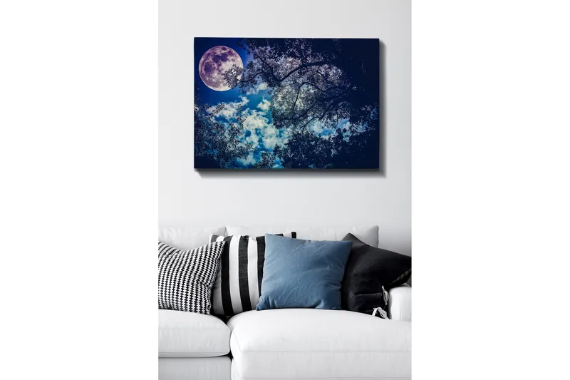 Lerretsbilde 70x100 cm - Stjerneklar natt med en stor måne som skinner gjennom trærnes grener, Mørk blå / Lys blå / Lilla
