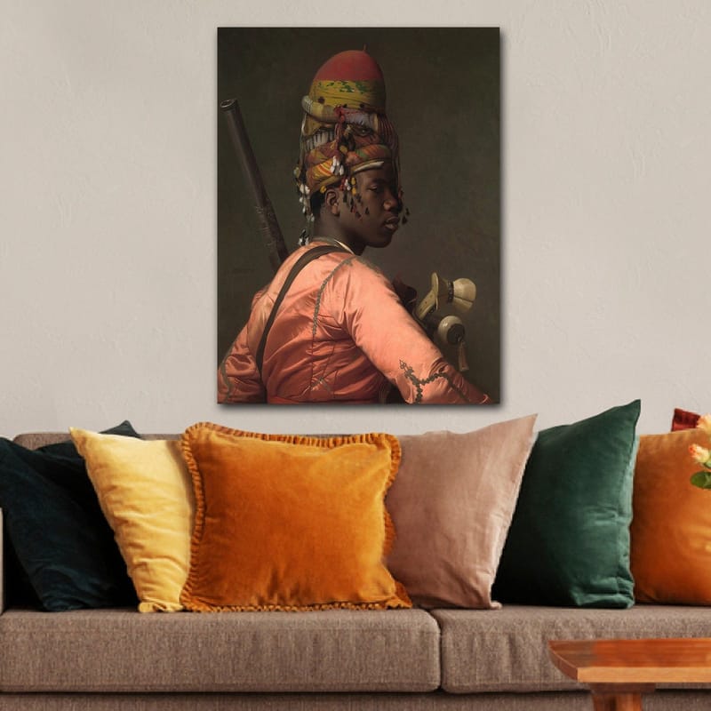 Lerretsbilde 70x100 cm - Stolt mann i tradisjonelle klær med fargerikt hodeplagg og et våpen i hånden - Rosa / Grønn / Svart - Innredning - Bilder & kunst - Lerretsbilder