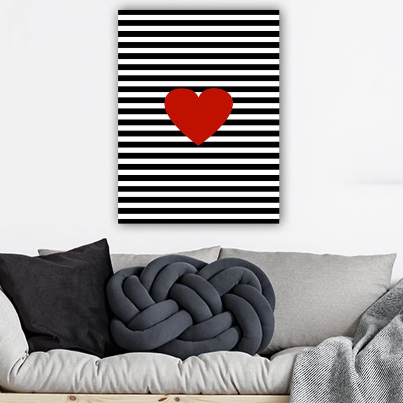 Lerretsbilde 70x100 cm - Stor rød hjerteform mot en bakgrunn av svarte og hvite striper - Rød / Svart / Hvit - Innredning - Bilder & kunst - Lerretsbilder