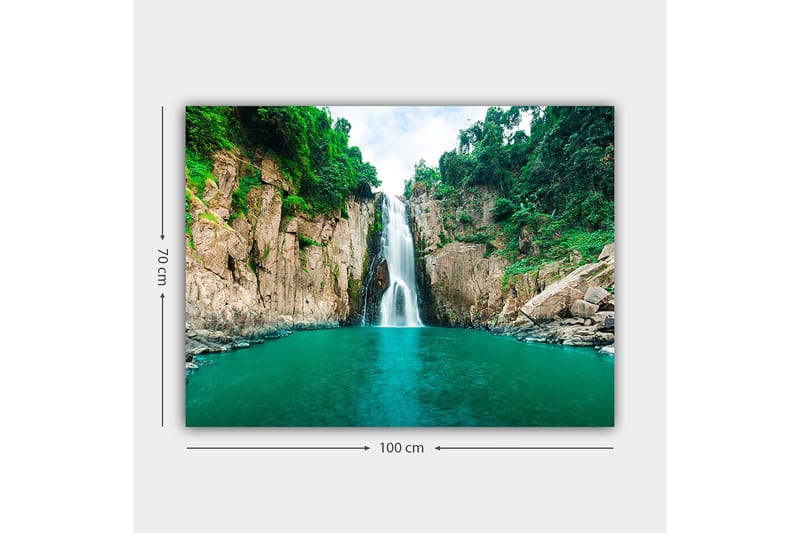 Lerretsbilde 70x100 cm - Storslått foss som fosser ned i en klar, turkis innsjø omgitt av frodige, grønne klipper - Turkis / Grønn / Beige - Innredning - Bilder & kunst - Lerretsbilder