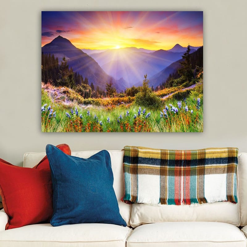 Lerretsbilde 70x100 cm - Storslått soloppgang over fjell og frodige enger - Gull / Lilla / Grønn - Innredning - Bilder & kunst - Lerretsbilder