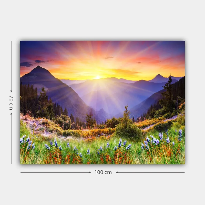 Lerretsbilde 70x100 cm - Storslått soloppgang over fjell og frodige enger - Gull / Lilla / Grønn - Innredning - Bilder & kunst - Lerretsbilder