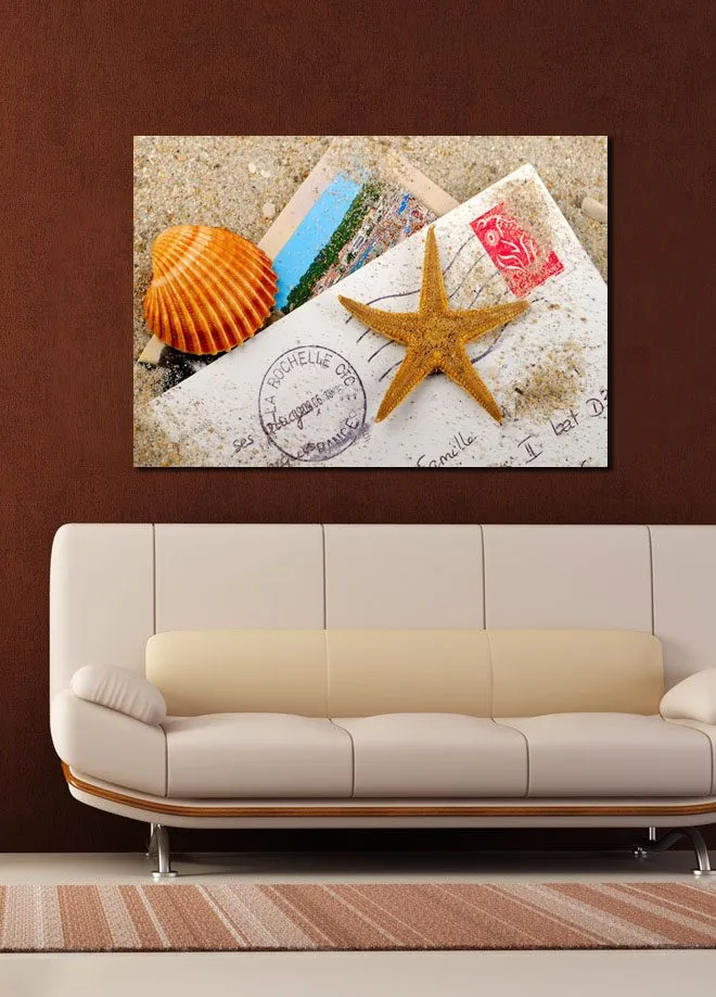 Lerretsbilde 70x100 cm - Strandinspirert komposisjon med sjøstjerne og skjell på et postkort - Oransje / Beige / Hvit - Innredning - Bilder & kunst - Lerretsbilder